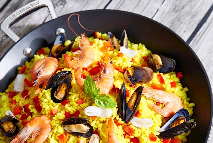 Paella pan in non-stick alluminium black Le Creuset