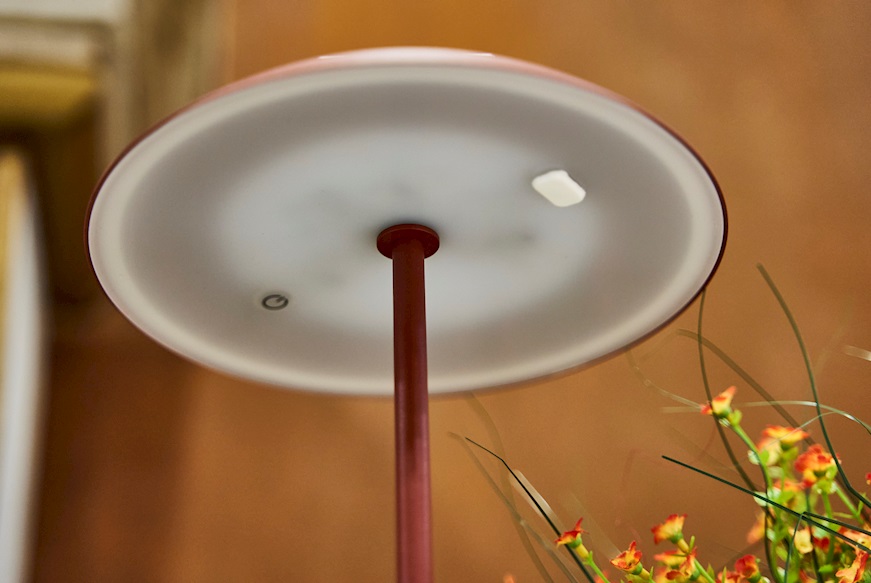 Lampada da tavolo Mini Geen-A acciaio colore mattone con batteria dimmerabile Kartell