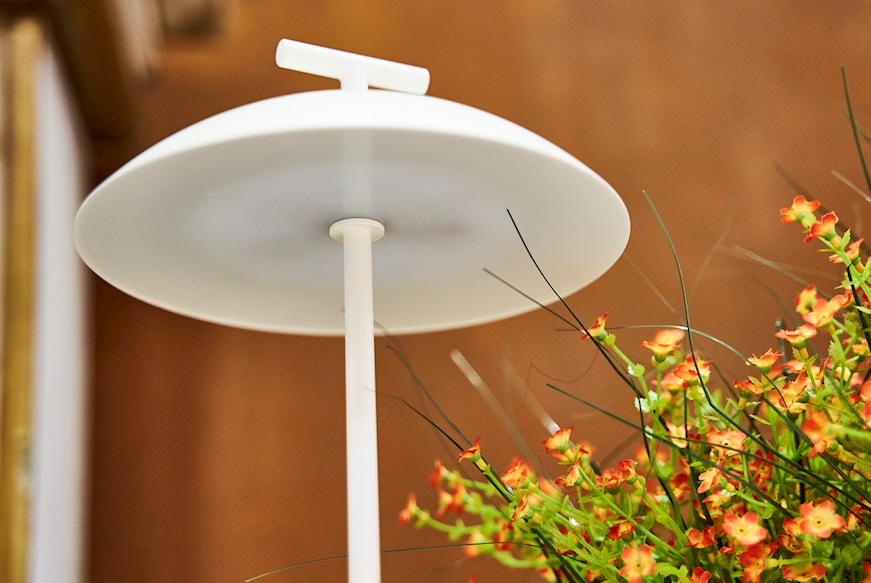 Lampada da tavolo Mini Geen-A acciaio colore bianco con alimentazione diretta Kartell