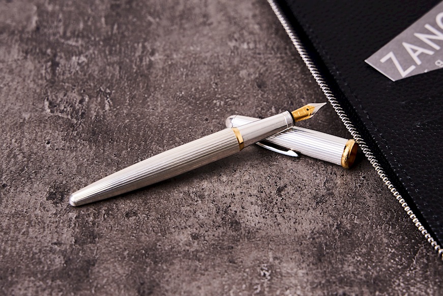 Fountain pen Yesterday silver with striped pattern and gold finish Settelaghi
