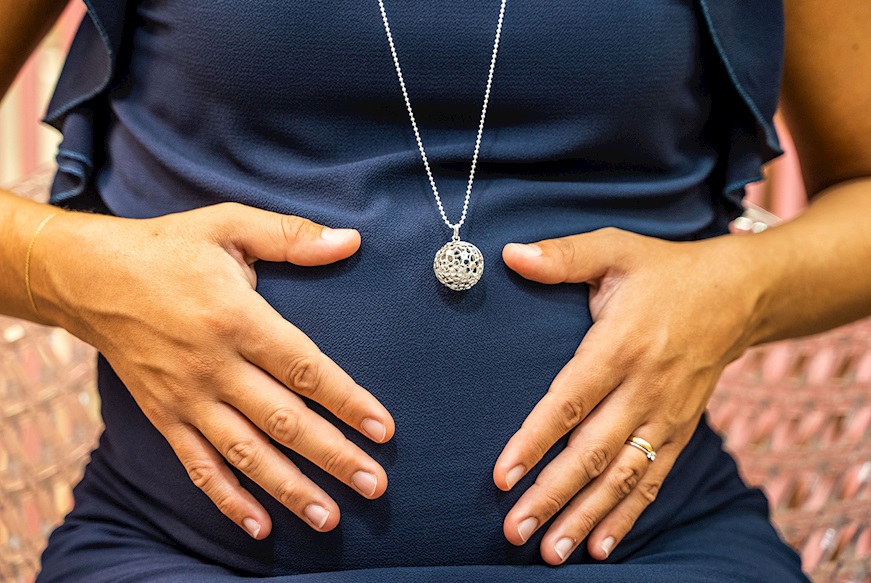 Collana albero della vita con ciondolo in argento rodiato e ambra rossa