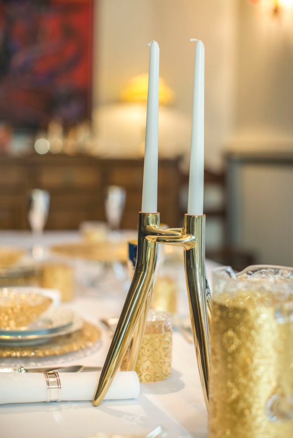 Apparecchiare la tavola a Natale: le candele in oro - ©Zanolli