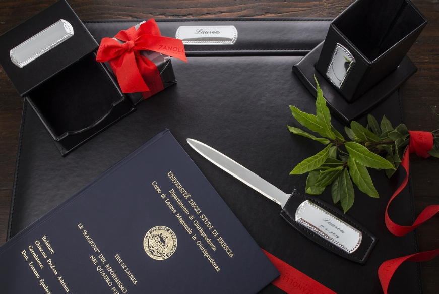 Qual è La Laurea Più Utile Cosa regalare alla laurea? 10 idee regalo classiche