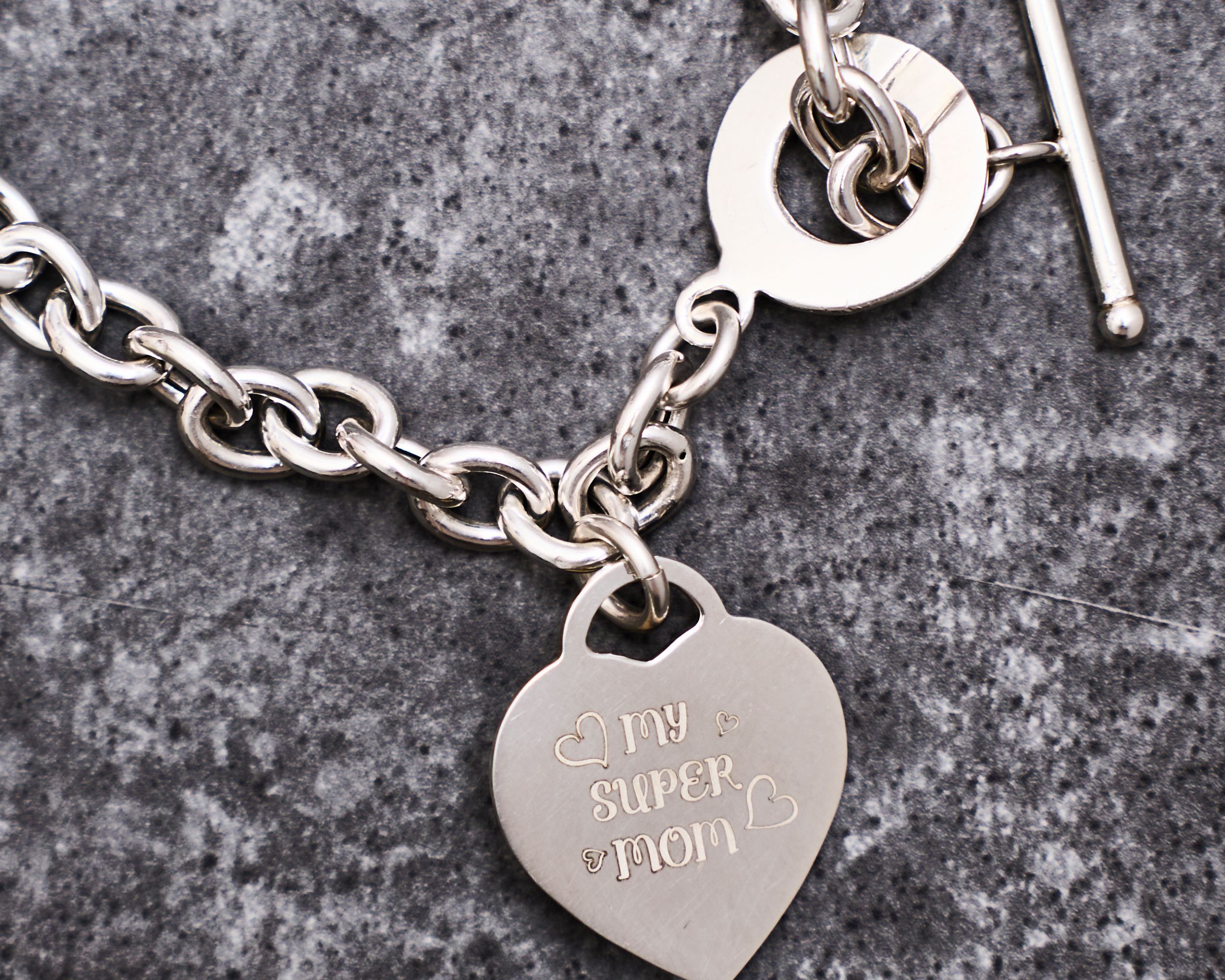 cosa-regalare-per-la-festa-della-mamma-bracciale-cuore