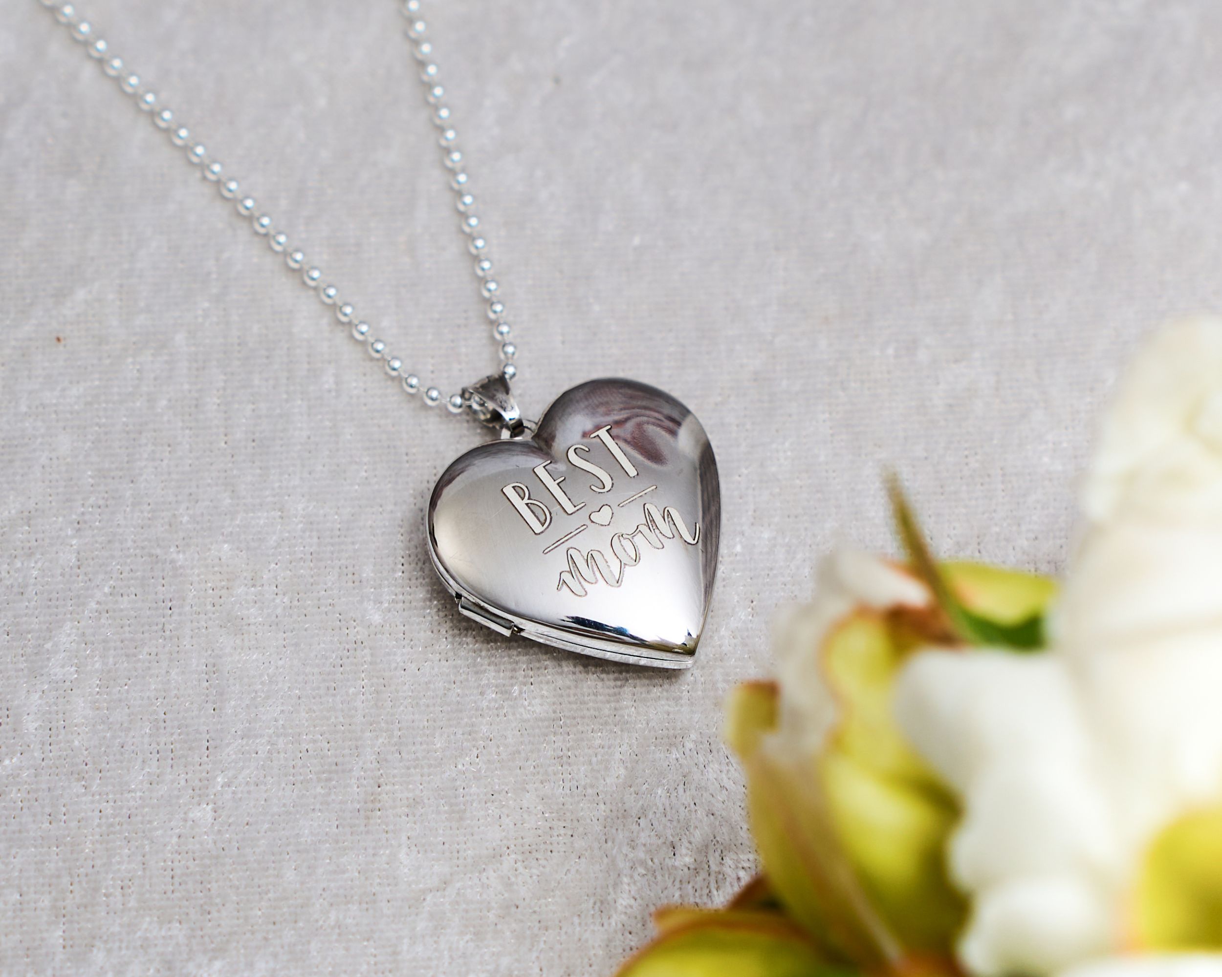 cosa-regalare-per-la-festa-della-mamma-ciondolo-portafoto