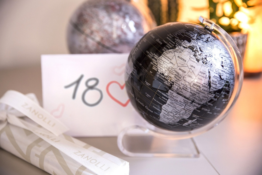 idee-regalo-per-18-anni-globo-nero