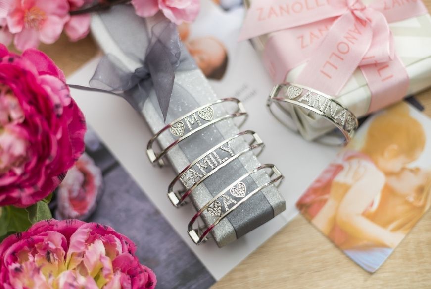 idee-regalo-per-la-mamma-bracciali-lettering