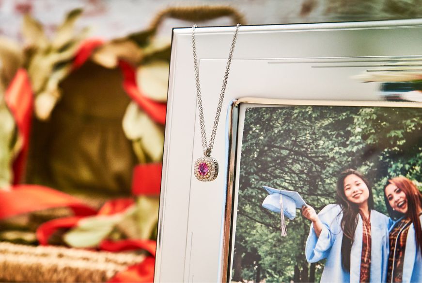 regali-laurea-per-lei-collana-con-diamanti-e-zaffiro-rosa